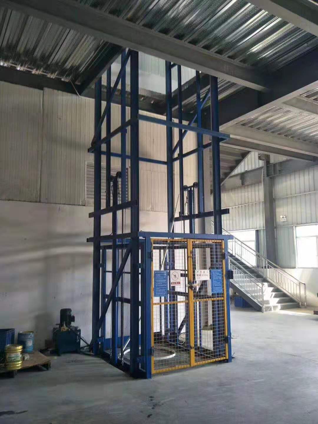 导轨式升降机采用的配件有哪些